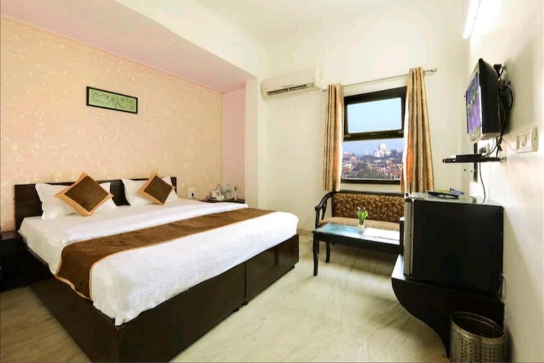 Hotel The First By Goyal Hoteliers Agra  Extérieur photo