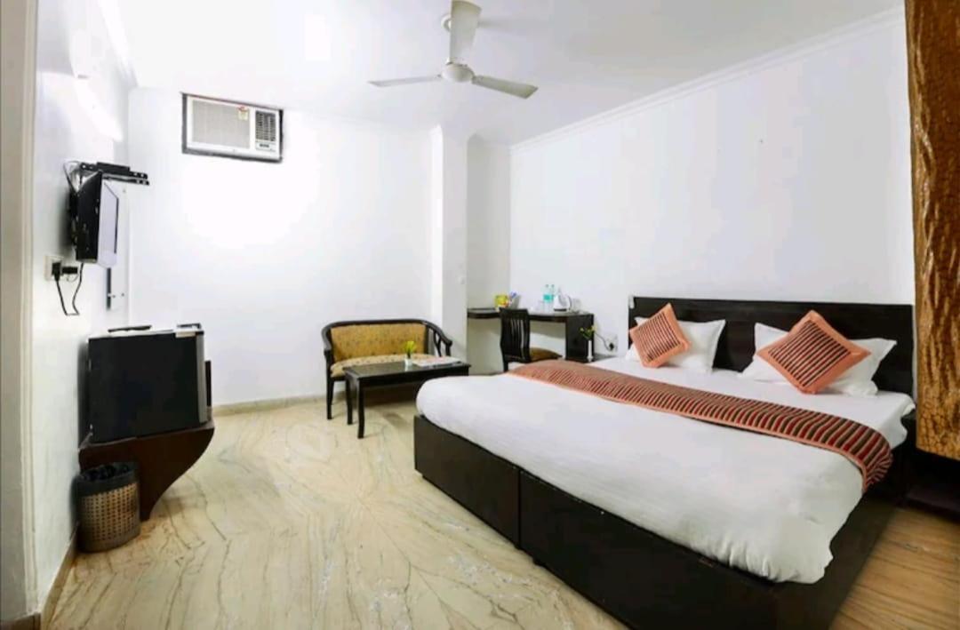 Hotel The First By Goyal Hoteliers Agra  Extérieur photo