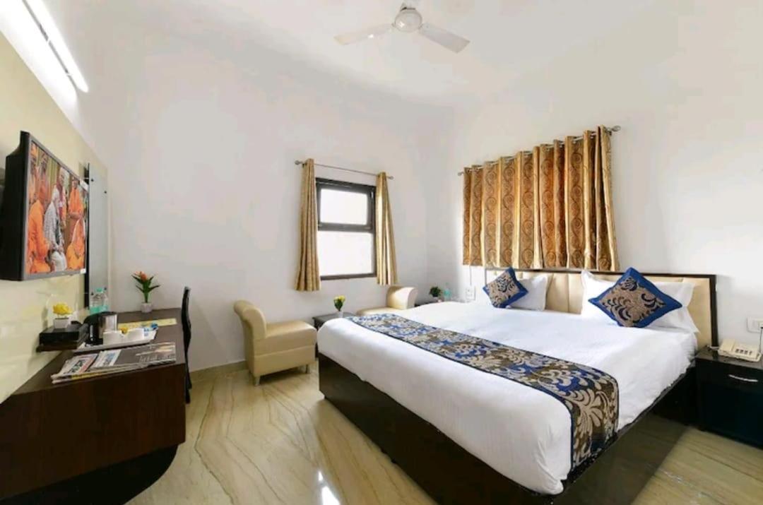 Hotel The First By Goyal Hoteliers Agra  Extérieur photo